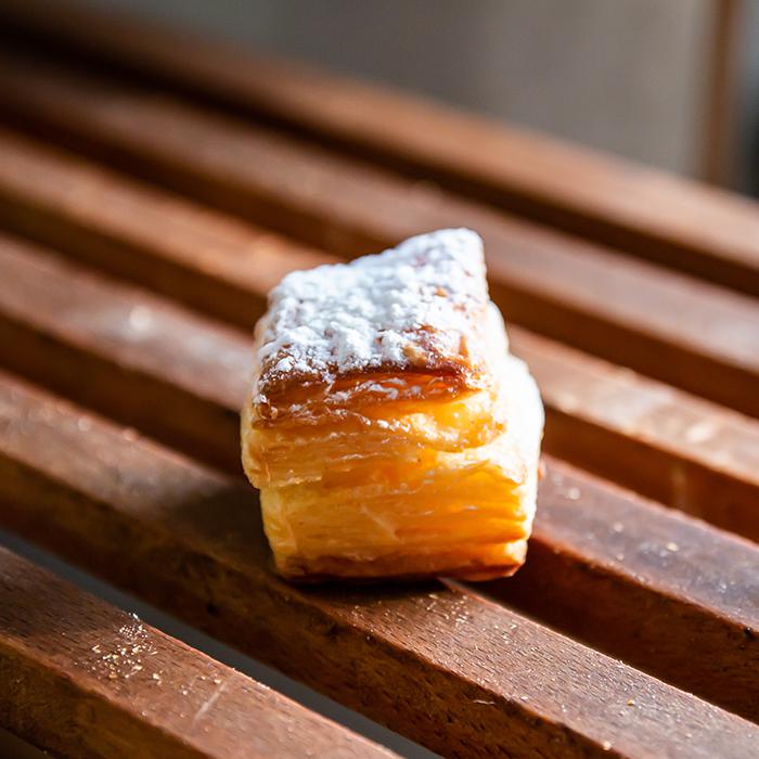 Mini-crèmekoek met bloemsuiker