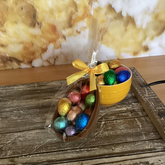 Half ei gevuld met paaseitjes